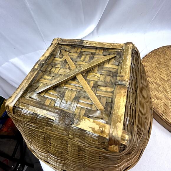 Bamboo and Rattan Vintage Basket with lid Unique 10" round 5" tall - Picture 7 of 9